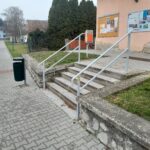 zábradlí u obchodu